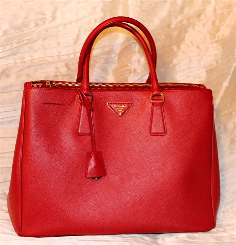 borsa prada rossa prezzo|farfetch borse prada donna.